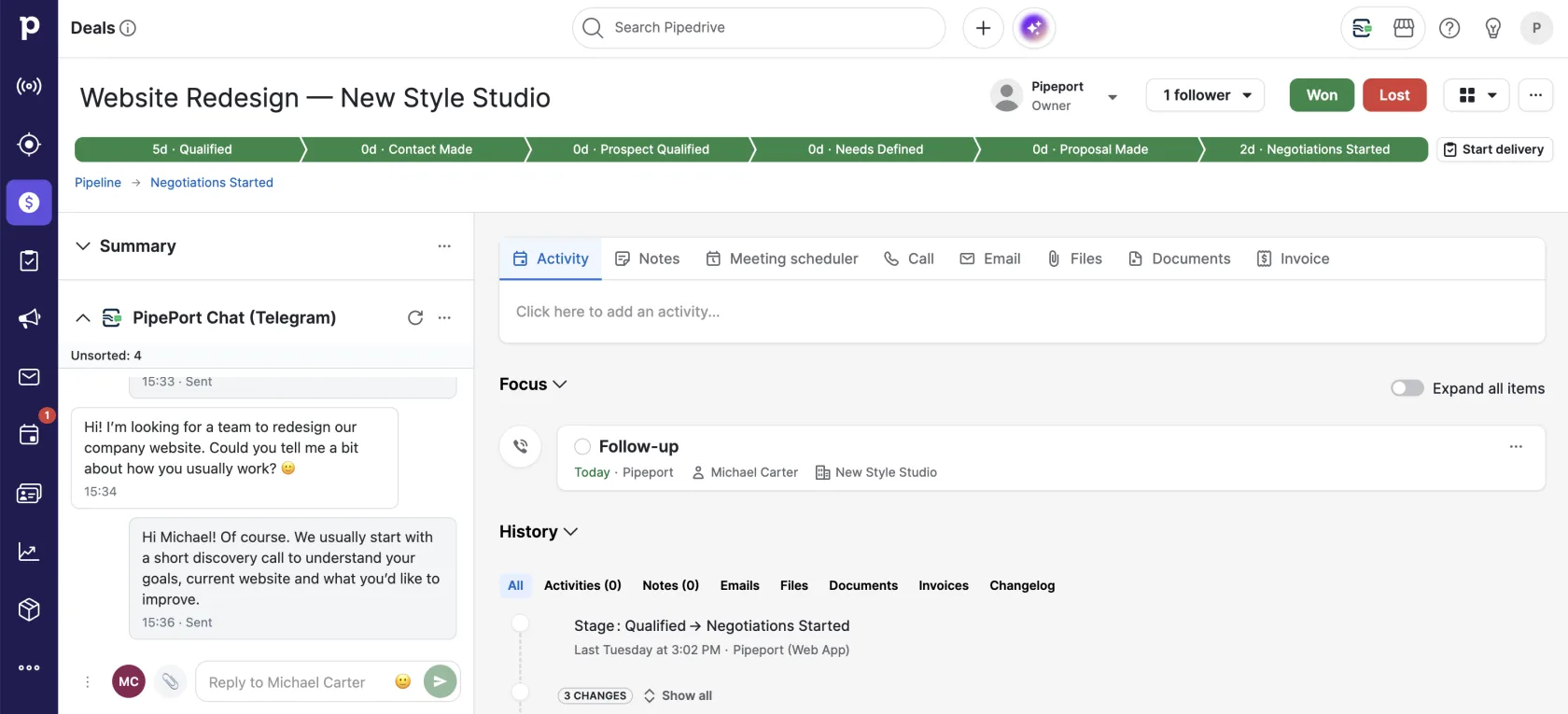A Pipedrive deal card with the PipePort Chat panel: the Telegram conversation with the customer and the reply box.